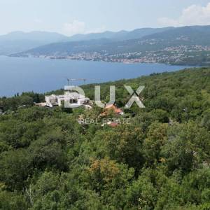 RIJEKA, COSTABELLA, BIVIO- samostojeća villa 450m2 s pogledom na more i bazenom + uređena okućnica 1100m2