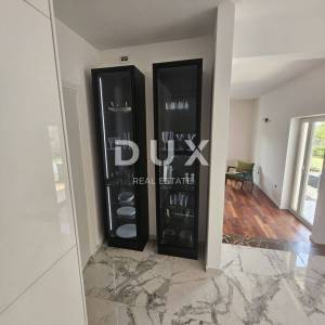 RIJEKA, COSTABELLA, BIVIO- samostojeća villa 450m2 s pogledom na more i bazenom + uređena okućnica 1100m2