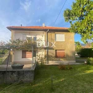 RIJEKA, DRAŽICE, CENTAR - samostojeća kuća sa dva odvojena stana na odličnoj lokaciji + 2.200 m2 GRAĐEVINSKOG ZEMLJIŠTA! PRILIK...