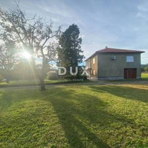 RIJEKA, DRAŽICE, CENTAR - samostojeća kuća sa dva odvojena stana na odličnoj lokaciji + 2.200 m2 GRAĐEVINSKOG ZEMLJIŠTA! PRILIK...