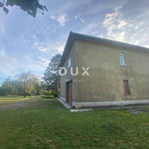 RIJEKA, DRAŽICE, CENTAR - samostojeća kuća sa dva odvojena stana na odličnoj lokaciji + 2.200 m2 GRAĐEVINSKOG ZEMLJIŠTA! PRILIK...