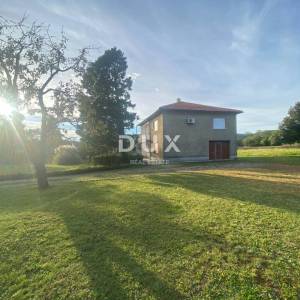 RIJEKA, DRAŽICE, CENTAR - samostojeća kuća sa dva odvojena stana na odličnoj lokaciji + 2.200 m2 GRAĐEVINSKOG ZEMLJIŠTA! PRILIK...