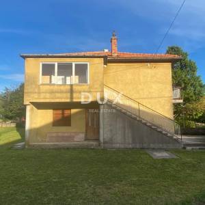 RIJEKA, DRAŽICE, CENTAR - samostojeća kuća sa dva odvojena stana na odličnoj lokaciji + 2.200 m2 GRAĐEVINSKOG ZEMLJIŠTA! PRILIK...