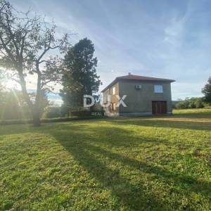 RIJEKA, DRAŽICE, CENTAR - samostojeća kuća sa dva odvojena stana na odličnoj lokaciji + 2.200 m2 GRAĐEVINSKOG ZEMLJIŠTA! PRILIK...