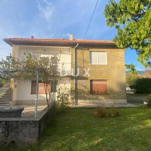 RIJEKA, DRAŽICE, CENTAR - samostojeća kuća sa dva odvojena stana na odličnoj lokaciji + 2.200 m2 GRAĐEVINSKOG ZEMLJIŠTA! PRILIK...