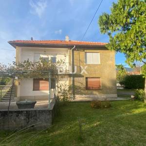 RIJEKA, DRAŽICE, CENTAR - samostojeća kuća sa dva odvojena stana na odličnoj lokaciji + 2.200 m2 GRAĐEVINSKOG ZEMLJIŠTA! PRILIK...