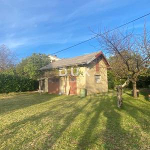 RIJEKA, DRAŽICE, CENTAR - samostojeća kuća sa dva odvojena stana na odličnoj lokaciji + 2.200 m2 GRAĐEVINSKOG ZEMLJIŠTA! PRILIK...