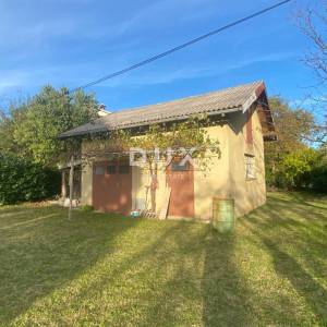 RIJEKA, DRAŽICE, CENTAR - samostojeća kuća sa dva odvojena stana na odličnoj lokaciji + 2.200 m2 GRAĐEVINSKOG ZEMLJIŠTA! PRILIK...