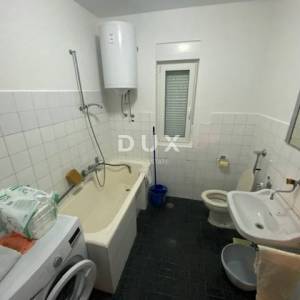 RIJEKA, DRAŽICE, CENTAR - samostojeća kuća sa dva odvojena stana na odličnoj lokaciji + 2.200 m2 GRAĐEVINSKOG ZEMLJIŠTA! PRILIK...