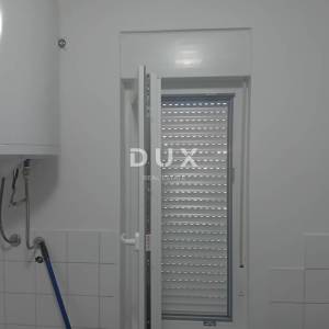 RIJEKA, DRAŽICE, CENTAR - samostojeća kuća sa dva odvojena stana na odličnoj lokaciji + 2.200 m2 GRAĐEVINSKOG ZEMLJIŠTA! PRILIK...