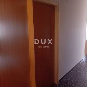 RIJEKA, DRAŽICE, CENTAR - samostojeća kuća sa dva odvojena stana na odličnoj lokaciji + 2.200 m2 GRAĐEVINSKOG ZEMLJIŠTA! PRILIK...