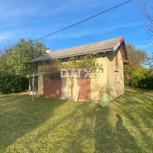 RIJEKA, DRAŽICE, CENTAR - samostojeća kuća sa dva odvojena stana na odličnoj lokaciji + 2.200 m2 GRAĐEVINSKOG ZEMLJIŠTA! PRILIK...