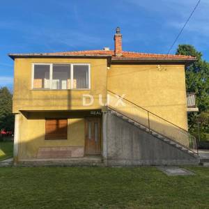 RIJEKA, DRAŽICE, CENTAR - samostojeća kuća sa dva odvojena stana na odličnoj lokaciji + 2.200 m2 GRAĐEVINSKOG ZEMLJIŠTA! PRILIK...