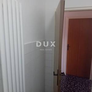 RIJEKA, DRAŽICE, CENTAR - samostojeća kuća sa dva odvojena stana na odličnoj lokaciji + 2.200 m2 GRAĐEVINSKOG ZEMLJIŠTA! PRILIK...