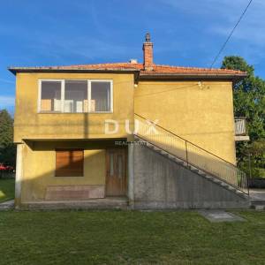 RIJEKA, DRAŽICE, CENTAR - samostojeća kuća sa dva odvojena stana na odličnoj lokaciji + 2.200 m2 GRAĐEVINSKOG ZEMLJIŠTA! PRILIK...