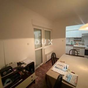 RIJEKA, DRAŽICE, CENTAR - samostojeća kuća sa dva odvojena stana na odličnoj lokaciji + 2.200 m2 GRAĐEVINSKOG ZEMLJIŠTA! PRILIK...