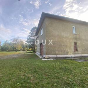RIJEKA, DRAŽICE, CENTAR - samostojeća kuća sa dva odvojena stana na odličnoj lokaciji + 2.200 m2 GRAĐEVINSKOG ZEMLJIŠTA! PRILIK...
