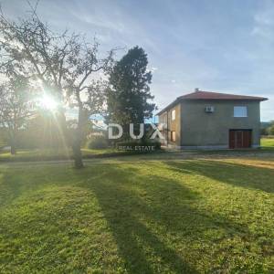 RIJEKA, DRAŽICE, CENTAR - samostojeća kuća sa dva odvojena stana na odličnoj lokaciji + 2.200 m2 GRAĐEVINSKOG ZEMLJIŠTA! PRILIK...