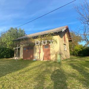 RIJEKA, DRAŽICE, CENTAR - samostojeća kuća sa dva odvojena stana na odličnoj lokaciji + 2.200 m2 GRAĐEVINSKOG ZEMLJIŠTA! PRILIK...