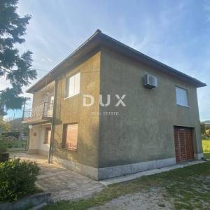 RIJEKA, DRAŽICE, CENTAR - samostojeća kuća sa dva odvojena stana na odličnoj lokaciji + 2.200 m2 GRAĐEVINSKOG ZEMLJIŠTA! PRILIK...