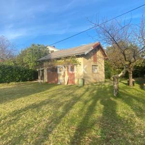 RIJEKA, DRAŽICE, CENTAR - samostojeća kuća sa dva odvojena stana na odličnoj lokaciji + 2.200 m2 GRAĐEVINSKOG ZEMLJIŠTA! PRILIK...