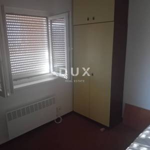 RIJEKA, DRAŽICE, CENTAR - samostojeća kuća sa dva odvojena stana na odličnoj lokaciji + 2.200 m2 GRAĐEVINSKOG ZEMLJIŠTA! PRILIK...