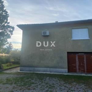 RIJEKA, DRAŽICE, CENTAR - samostojeća kuća sa dva odvojena stana na odličnoj lokaciji + 2.200 m2 GRAĐEVINSKOG ZEMLJIŠTA! PRILIK...