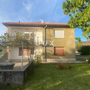 RIJEKA, DRAŽICE, CENTAR - samostojeća kuća sa dva odvojena stana na odličnoj lokaciji + 2.200 m2 GRAĐEVINSKOG ZEMLJIŠTA! PRILIK...