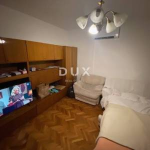 RIJEKA, DRAŽICE, CENTAR - samostojeća kuća sa dva odvojena stana na odličnoj lokaciji + 2.200 m2 GRAĐEVINSKOG ZEMLJIŠTA! PRILIK...