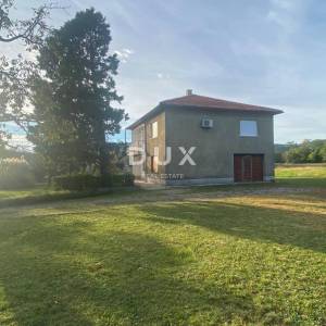 RIJEKA, DRAŽICE, CENTAR - samostojeća kuća sa dva odvojena stana na odličnoj lokaciji + 2.200 m2 GRAĐEVINSKOG ZEMLJIŠTA! PRILIK...