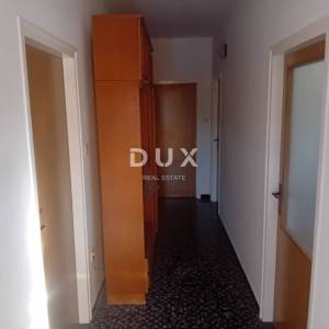 RIJEKA, DRAŽICE, CENTAR - samostojeća kuća sa dva odvojena stana na odličnoj lokaciji + 2.200 m2 GRAĐEVINSKOG ZEMLJIŠTA! PRILIK...