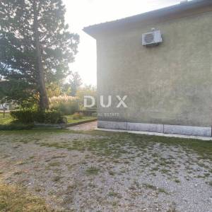 RIJEKA, DRAŽICE, CENTAR - samostojeća kuća sa dva odvojena stana na odličnoj lokaciji + 2.200 m2 GRAĐEVINSKOG ZEMLJIŠTA! PRILIK...