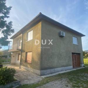 RIJEKA, DRAŽICE, CENTAR - samostojeća kuća sa dva odvojena stana na odličnoj lokaciji + 2.200 m2 GRAĐEVINSKOG ZEMLJIŠTA! PRILIK...