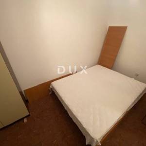 RIJEKA, DRAŽICE, CENTAR - samostojeća kuća sa dva odvojena stana na odličnoj lokaciji + 2.200 m2 GRAĐEVINSKOG ZEMLJIŠTA! PRILIK...