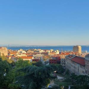 RIJEKA - Dvosobni stan blizu centra s pogledom na more