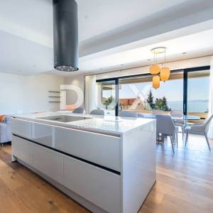 RIJEKA, KANTRIDA - luksuzna etaža u novogradnji, panoramski pogled na more, jedinstveno namještena nekretnina s terasom