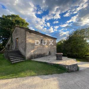 RIJEKA, KASTAV - samostojeća kuća i dvorišna zgrada + 761 m2 okućnice! PRILIKA!