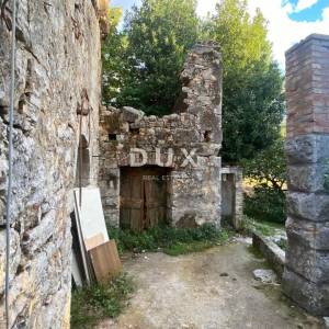 RIJEKA, KASTAV - samostojeća kuća i dvorišna zgrada + 761 m2 okućnice! PRILIKA!