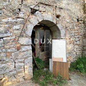 RIJEKA, KASTAV - samostojeća kuća i dvorišna zgrada + 761 m2 okućnice! PRILIKA!