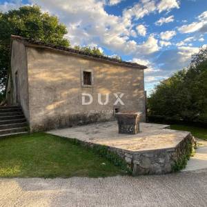 RIJEKA, KASTAV - samostojeća kuća i dvorišna zgrada + 761 m2 okućnice! PRILIKA!