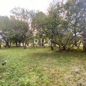 RIJEKA, KASTAV - samostojeća kuća i dvorišna zgrada + 761 m2 okućnice! PRILIKA!