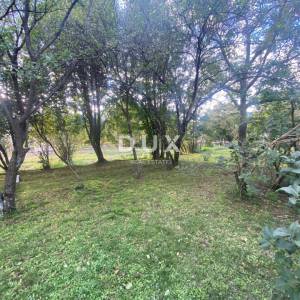 RIJEKA, KASTAV - samostojeća kuća i dvorišna zgrada + 761 m2 okućnice! PRILIKA!