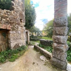 RIJEKA, KASTAV - samostojeća kuća i dvorišna zgrada + 761 m2 okućnice! PRILIKA!