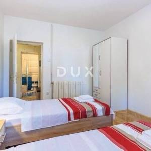 RIJEKA, KOSTRENA, ŠODIĆI- namješten stan 46m2, DB+2S, prizemlje, 250m od mora + okoliš za najam