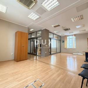 RIJEKA, ŠIRI CENTAR - uredski prostor u poslovnoj zgradi