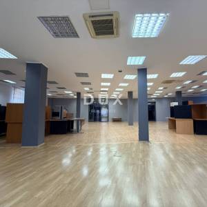 RIJEKA, ŠIRI CENTAR - uredski prostor u poslovnoj zgradi