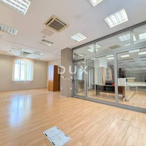 RIJEKA, ŠIRI CENTAR - uredski prostor u poslovnoj zgradi