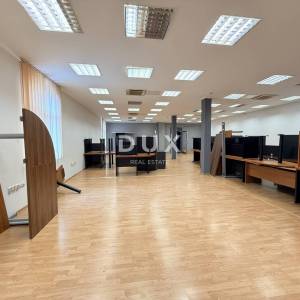 RIJEKA, ŠIRI CENTAR - uredski prostor u poslovnoj zgradi