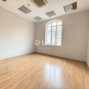 RIJEKA, ŠIRI CENTAR - uredski prostor u poslovnoj zgradi