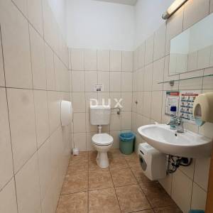 RIJEKA, ŠIRI CENTAR - uredski prostor u poslovnoj zgradi